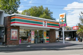 7-11 store front